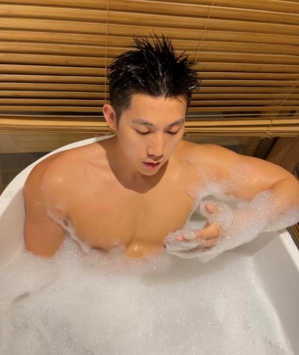 184cm黑皮男模，涂油之后好诱人…