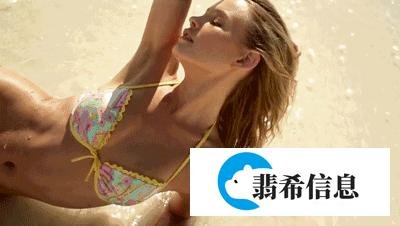 on the beach还是at the beach，意思大不一样！