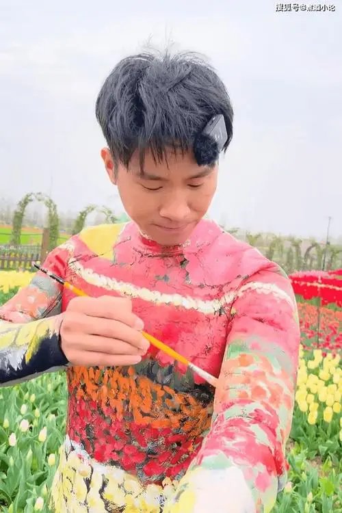 山东一男子花3小时自身作画隐身花丛，他是如何与大自然融为一体的？