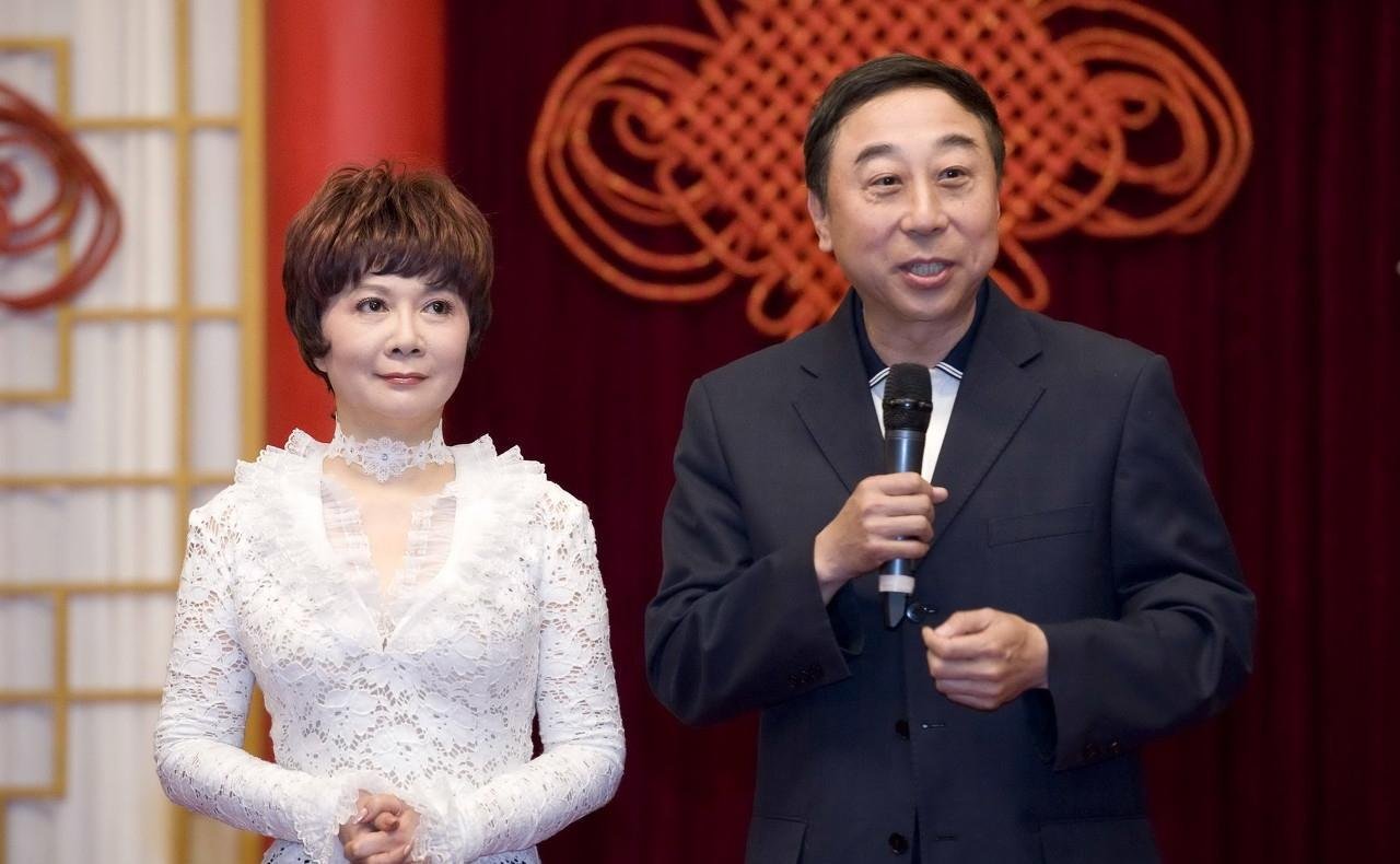 冯巩老婆原来是她，低调了37年长这样，难怪冯巩不愿意公开，她是谁？