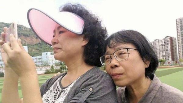 张桂梅把头靠在“江姐”肩头的一瞬间，她恬静的闭上双眼，“江姐”却泪奔了