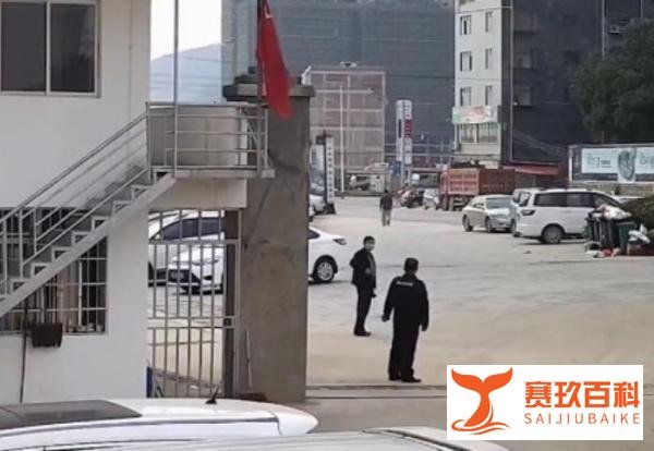 广西钟山县:城管局长进校拒测体温 叫下属直接拆除学校大门，称是违建？