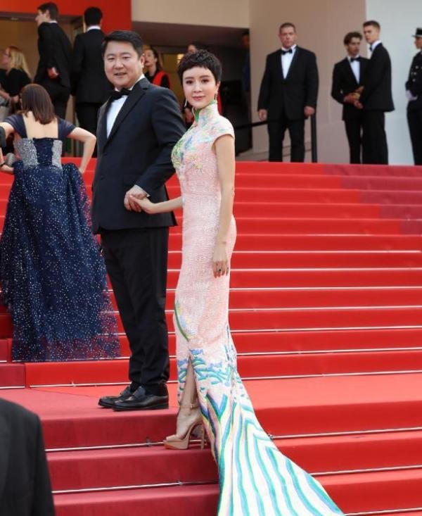 “孔雀公主”金巧巧，44岁体重94斤，坦言：玩着玩着就瘦了