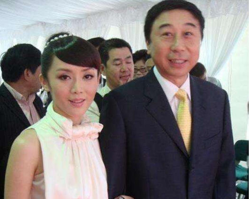 冯巩老婆原来是她，低调了37年长这样，难怪冯巩不愿意公开，她是谁？