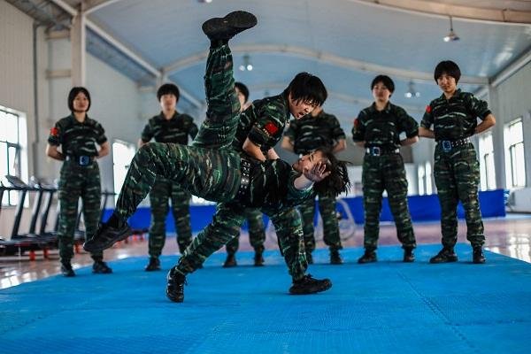 特战女兵三天两夜丛林战斗演练，对于女兵们的表现你有何评价？