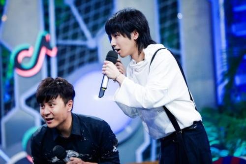 华晨宇工作室再发声明辟谣恋情,他与樊博艺是怎么回事?