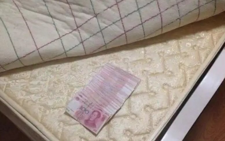 邵阳一妻子意外发现丈夫的私房钱,掏出后铺满一地,此事反映出了哪些问题?