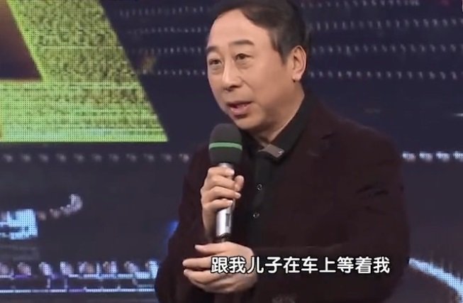 冯巩老婆原来是她，低调了37年长这样，难怪冯巩不愿意公开，她是谁？