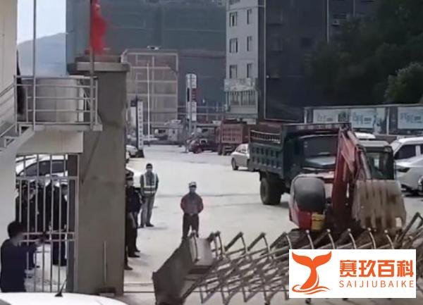 广西钟山县:城管局长进校拒测体温 叫下属直接拆除学校大门，称是违建？