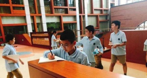双胞胎上学后消失,三天后警犬锁定废弃窑洞,俩人干吃几十袋方便面