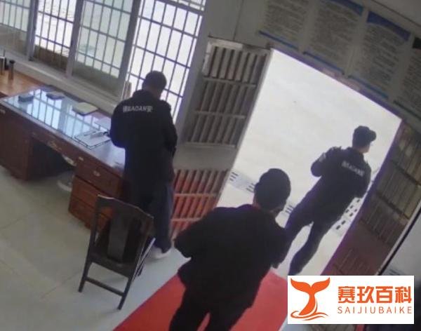 广西钟山县:城管局长进校拒测体温 叫下属直接拆除学校大门，称是违建？