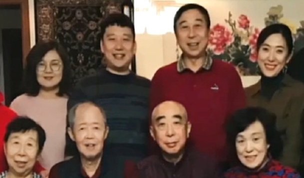 冯巩老婆原来是她，低调了37年长这样，难怪冯巩不愿意公开，她是谁？