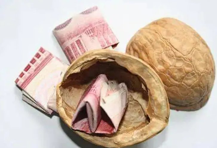 邵阳一妻子意外发现丈夫的私房钱，掏出后铺满一地，此事反映出了哪些问题？
