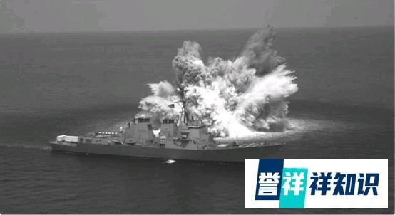 美军航母旁数千磅炸药爆炸 这是咋情况？