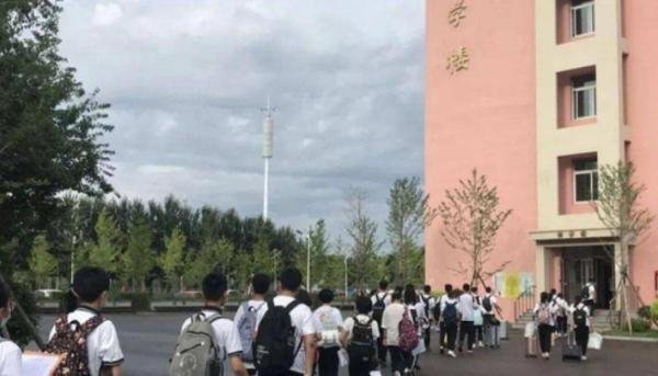 双胞胎上学后消失,三天后警犬锁定废弃窑洞,俩人干吃几十袋方便面