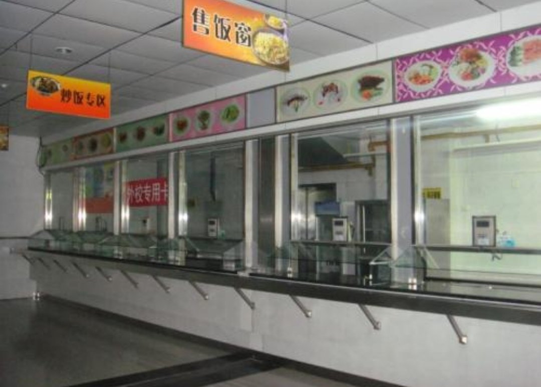 高校邀请学生妈妈到校做晚饭，学校此举有何目的？
