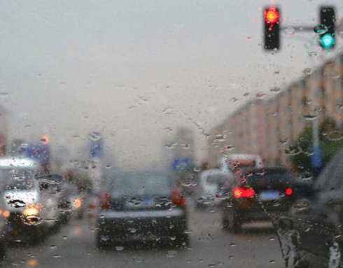 雨天打电话时，为什么容易串音？