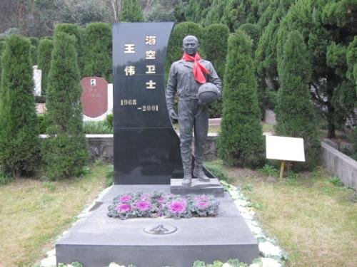 在王伟烈士墓前留信的人找到了,他是谁?