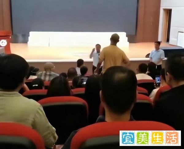 一年学费4万，单科8分涉事学校违规收取两千余万，被责令退费整改