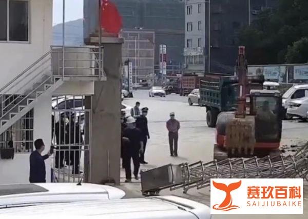 广西钟山县:城管局长进校拒测体温 叫下属直接拆除学校大门，称是违建？