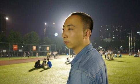冯巩老婆原来是她，低调了37年长这样，难怪冯巩不愿意公开，她是谁？