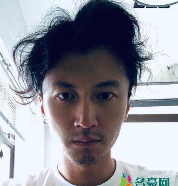 谢霆锋晒睡醒照 满脸胡渣略显狂野但颜值却依旧帅气