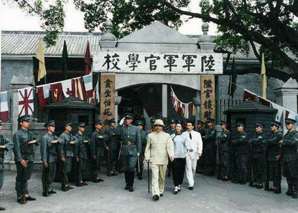 黄埔军校门口对联 升官发财,行往他处; 贪生怕死,勿入斯门.到底是谁写的?