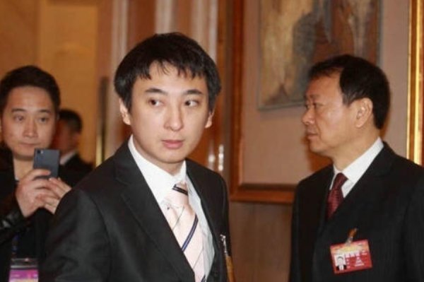 王思聪开百万豪车蹦迪，一群人抢着上前撑伞开路，他在社会上的地位如何？