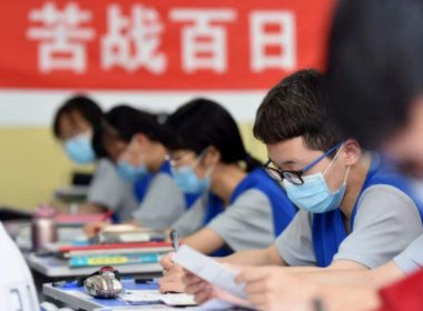 王灿龙建议高考纸版电子版准考证并行认证，这是否会让学生更依赖电子产品？
