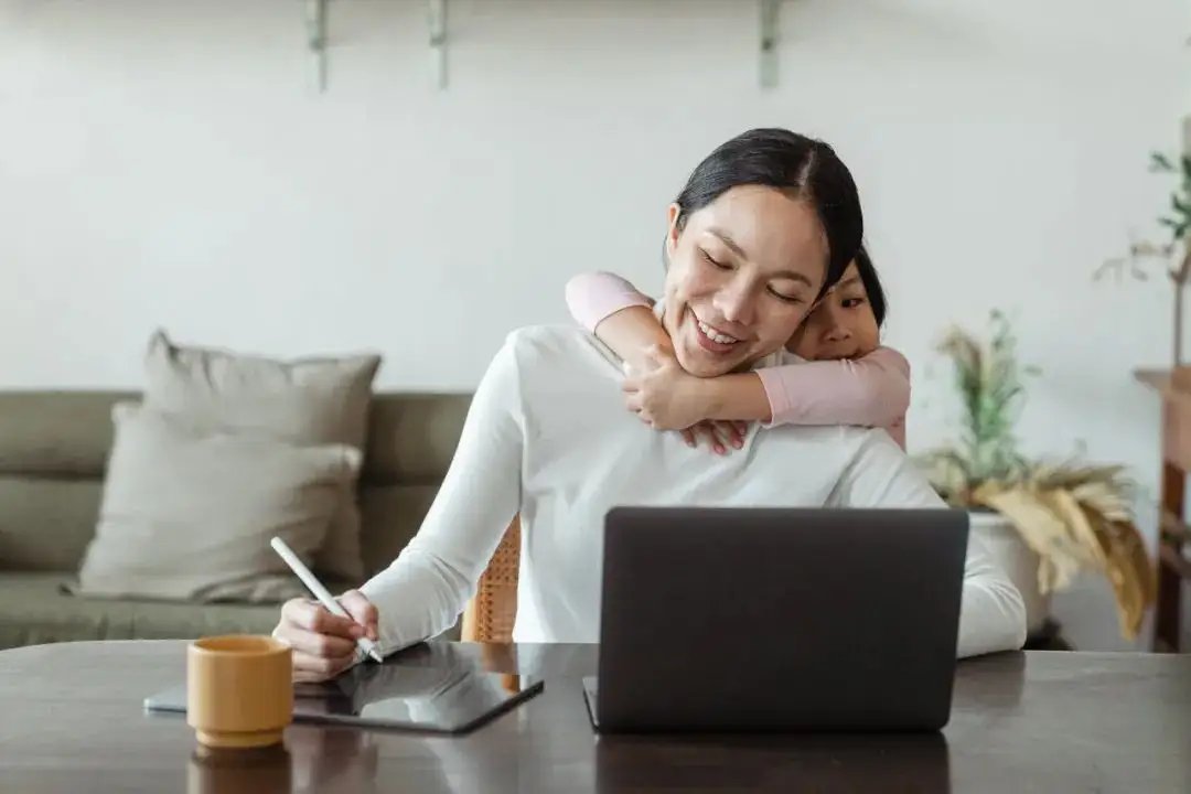广西一幼儿园开学家长蹦蹦跳跳开心送娃上学，看孩子的烦恼在哪里？