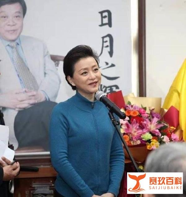 赵忠祥雕像在京揭幕，倪萍杨澜现场哽咽落泪，众人合唱生日快乐歌
