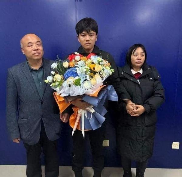 解清帅女友现身，豪门婆婆立规矩，吓退网友的同时也引发争议